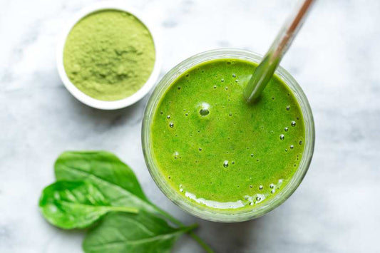 Grüner Sommer-Smoothie mit Gerstengraspulver